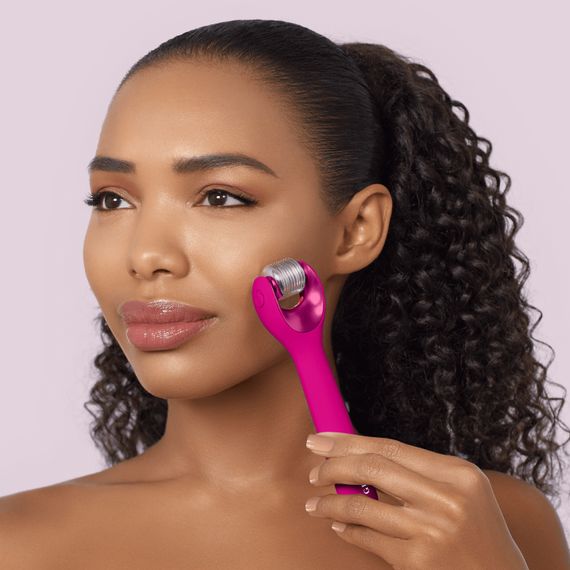 Електронний ролер для обличчя з мікроголками GESKE MicroNeedle Face Roller 9в1 magenta | Зображення 3