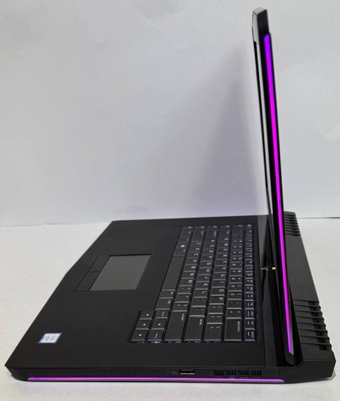 Ігровий ноутбук Dell Alienware 15 R3 / 15.6" (1920x1080) IPS / Intel Core i7-7700HQ (4 (8) ядра по 2.8 - 3.8 GHz) / 16 GB DDR4 / 256 GB SSD + 1000 GB HDD / nVidia GeForce GTX 1070, 8 GB GDDR5, 256-bit / WebCam б/в | Зображення 6