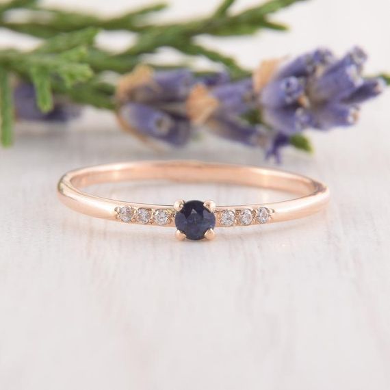 Кольцо из красного золота с сапфиром и бриллиантами 17.5