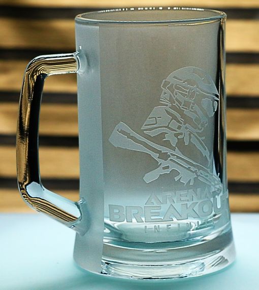 Пивний келих 670 мл Arena Breakout з гравіюванням подарунок для геймера фаната  ігровий кухоль для пива Арена | Зображення 1