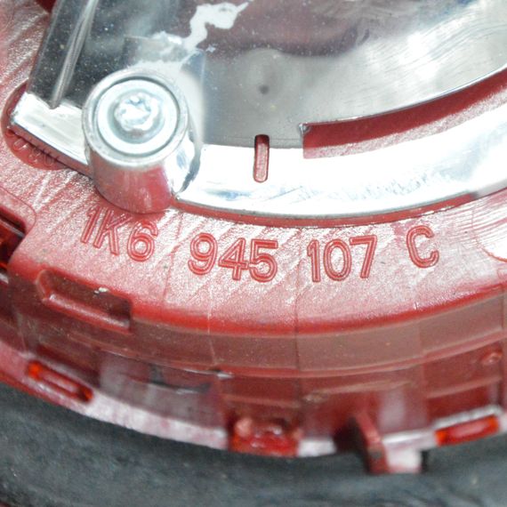 Ліхтар верхній задній лівий Volkswagen Golf V 2003-2009 Ліхтар внутрішній кришки багажника Фольксваген 1K6945107C | Зображення 2