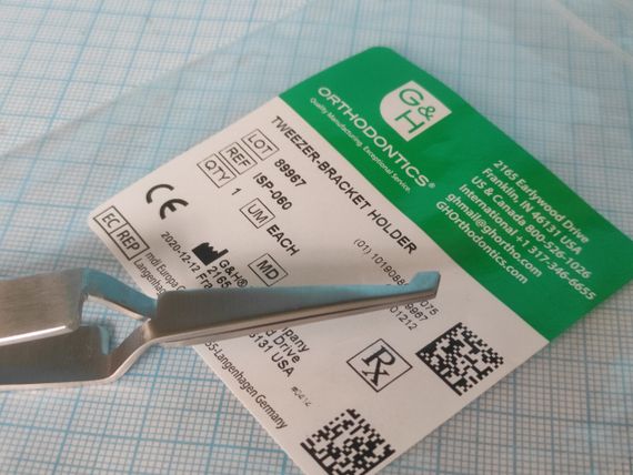 Tweezer-Bracket Holder with Aligner