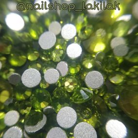 Стекляные стразы №2 изумрудные (микс размеров) в баночке