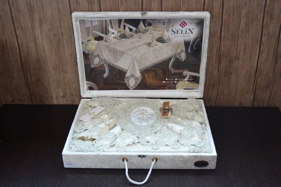 Подарочный набор для сервировки стола Selin Gamze Set 160×220 см в сундуке кремовая | Зображення 1
