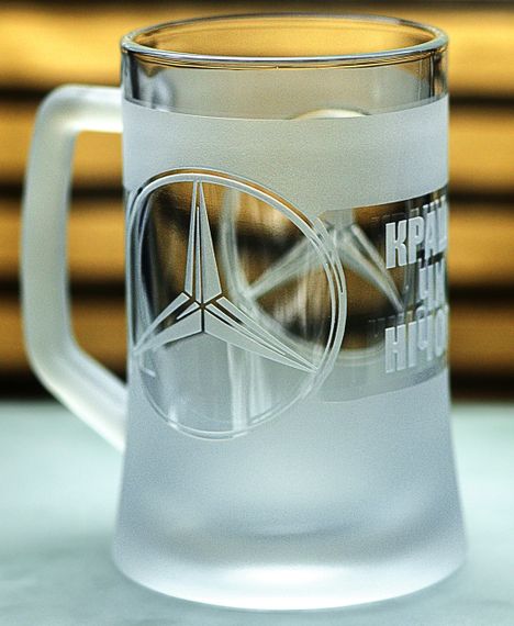 Пивний кухоль Mercedes-Benz 670 мл з гравіюванням Подарунок автолюбителю  Келих з логотипом авто Мерседес та легендарний слоган | Зображення 2