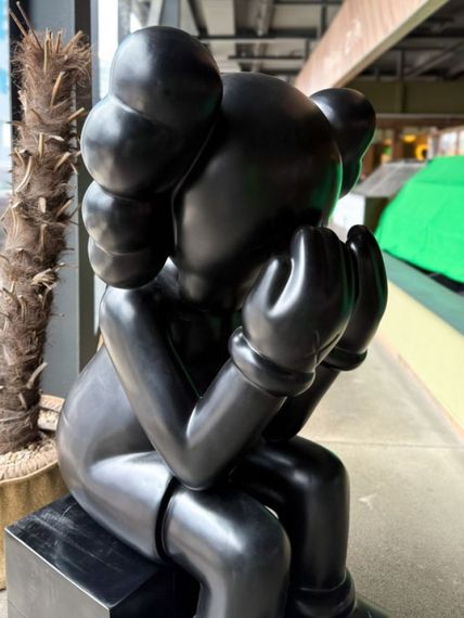 Kaws Companion Passing Through Black колекційна фігурка 160 см чорний kw001 | Зображення 3