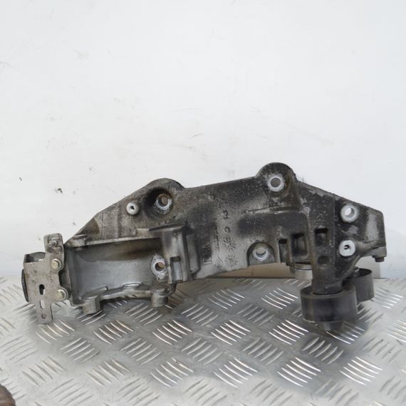 Кронштейн кріплення генератора 2.0 DCI Renault Laguna III Trafic 2001-2015 Лапа опора генератора Рено Лагуна 3 Трафік 8200527320