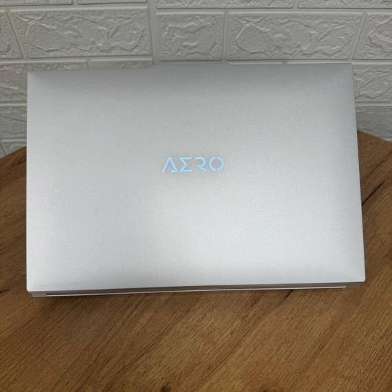Ігровий ноутбук Gigabyte Aero 16 XE4 / 16" (3840x2400) OLED / Intel Core i7-12700H (14 (20) ядер по 3.5 - 4.7 GHz) / 16 GB DDR4 / 1000 GB SSD / nVidia GeForce RTX 3070 Ti, 8 GB GDDR6, 256-bit / WebCam б/в | Зображення 2