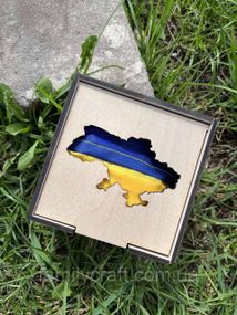 Патриотический подарочный бокс «Украина в сердце»: флаг 140х90 см в деревянной шкатулке с контуром карты