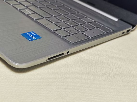 Ультрабук HP 15-DY2046NR / 15.6" (1366x768) TN Touch / Intel Core i3-1115G4 (2 (4) ядра по 3.0 - 4.1 GHz) / 8 GB DDR4 / 256 GB SSD / Intel UHD Graphics / WebCam б/у | Зображення 3