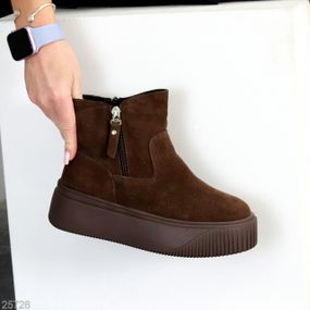 Модные шоколадные зимние ботинки натуральная замша на платформе