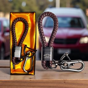 Брелок автомобільний Chevrolet плетений з карабіном у подарунковій упаковці