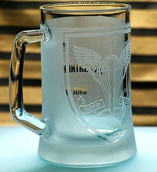 Подарочный пивной бокал с гравировкой 670 мл лого шеврона Десантно-штурмовые войска матовый | Зображення 1