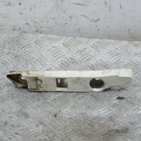 Направляюча переднього бампера права Ford Focus II 2008-2011 Кронштейн бампера права Форд Фокус 8M5117D958AD