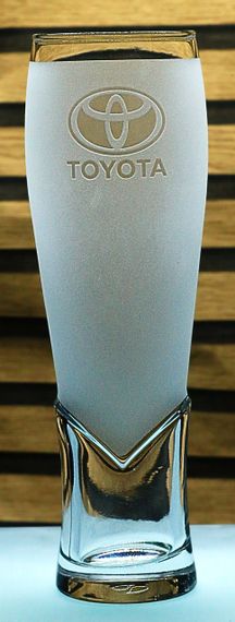 Пивний крафтовий келих 440 мл з гравіюванням Toyota подарунок для автолюбителя  кухоль для пива з логотипом авто