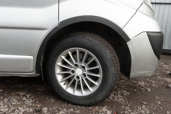 Накладки на колісні арки (4 шт, чорні) 2001-2007, чорний метал, передні -2024 задні для Renault Trafic рр