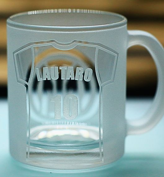 Подарункова скляна чашка для чаю кави 320мл з гравіюванням лого футбольного клубу ФК Інтер з номером гравця | Зображення 5