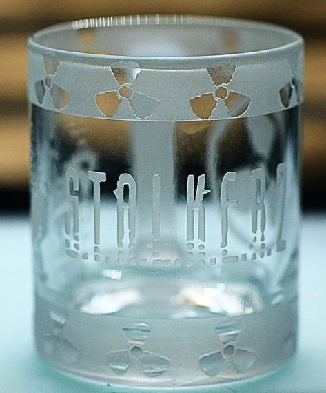 Стеклянная чашка 320 мл S T A L K E R 2 с гравировкой игровая кружка подарок фанату Зоны СТАЛКЕР глянец | Зображення 1