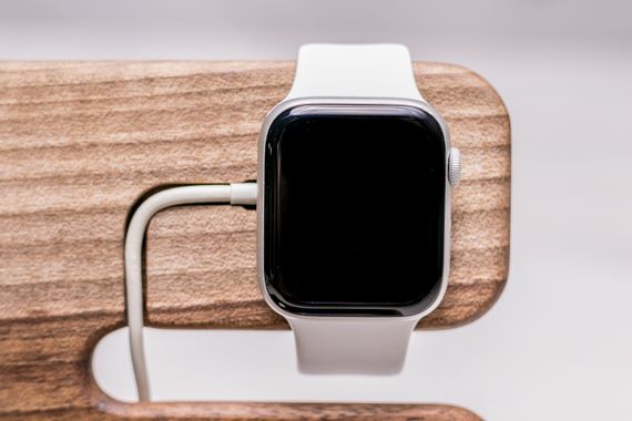 Беспроводная зарядка для двух iPhone & часов Apple «Double dock station iWatch» с персонализацией | Зображення 6