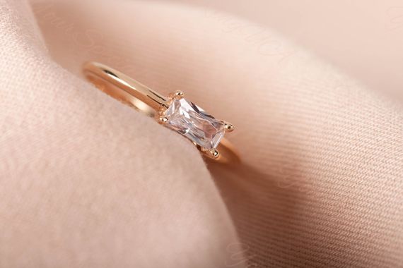 Кольцо из желтого золота с белым багетом 15 | Зображення 4