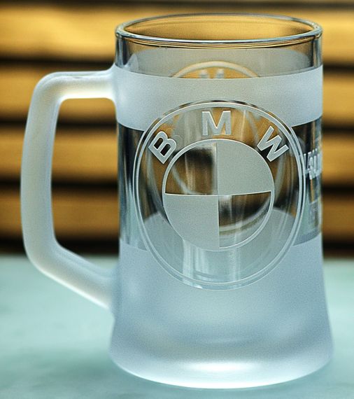 Пивная кружка BMW 670 мл с гравировкой Подарок автолюбителю Бокал с логотипом авто БМВ и легендарный слоган