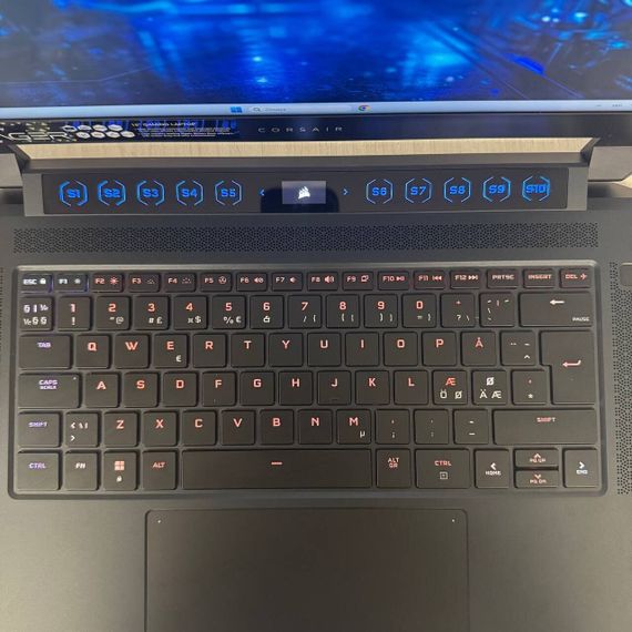 Игровой ноутбук Corsair Voyager A1600 / 16" (2560x1600) IPS / AMD Ryzen 9 6900HS (8 (16) ядер по 3.3 - 4.9 GHz) / 16 GB DDR5 / 512 GB SSD / AMD Radeon RX 6800M, 12 GB GDDR6, 192-bit / WebCam б/у | Зображення 6