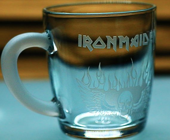 Скляна чашка 350 мл   Iron Maiden з гравіюванням подарунок для фаната хеві металу Айрон Мейден | Зображення 1