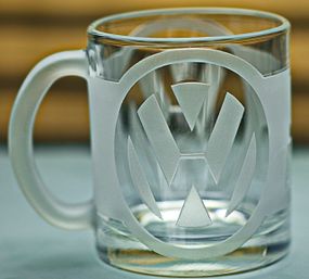 Скляна чашка Volkswagen Фольксваген 320мл з гравіюванням Подарунок автолюбителю кружка для чаю кави з лого авто легендарний слоган