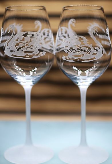 Набор винных бокалов 480 мл с гравировкой Лебеди свадебные фужеры подарок на годовщину для любимых | Зображення 3