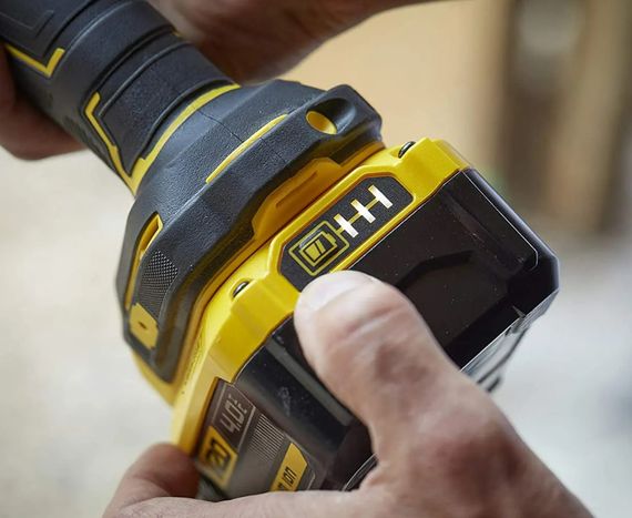 Шліфмашина кутова акумуляторна - болгарка акумуляторна Stanley FATMAX з АКБ та ЗП SFMCG400M2K | Зображення 1