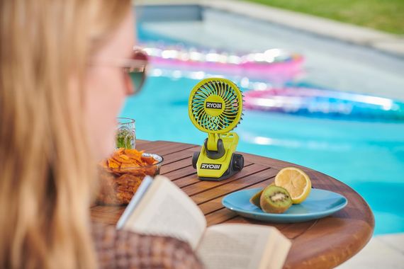 Вентилятор акумуляторний кліпса Ryobi USB Lithium RCF4-120G 4В акб 1х2А·год 3800об·хв обертання 325° поворот 180° 2 швидкості 0.29кг 5133006143 | Зображення 5