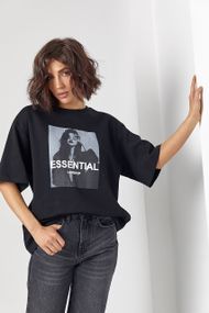 Футболка жіноча oversize з чорно-білим принтом і написом Essential - чорний цвет, ONE SIZE (є розміри)