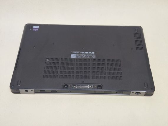 Мобильная рабочая станция Dell Precision 3510 / 15.6" (1366x768) TN / Intel Core i5-6300HQ (4 ядра по 2.3 - 3.2 GHz) / 8 GB DDR4 / 256 GB SSD / AMD FirePro W5130M, 2 GB GDDR5, 128-bit / WebCam б/у | Зображення 7