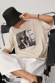 Оверсайз футболка з принтом дівчини - бежевий цвет, ONE SIZE (є розміри)