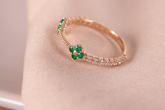 Кольцо из желтого золота с изумрудами и фианитами 15.5 | Зображення 7