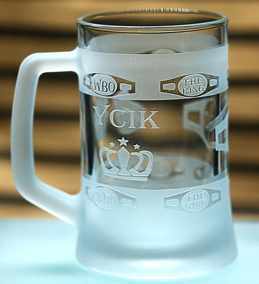 Пивной бокал 670 мл Усик символ непобедимости и воли к победе подарок для фаната бокса кружка с гравировкой | Зображення 2