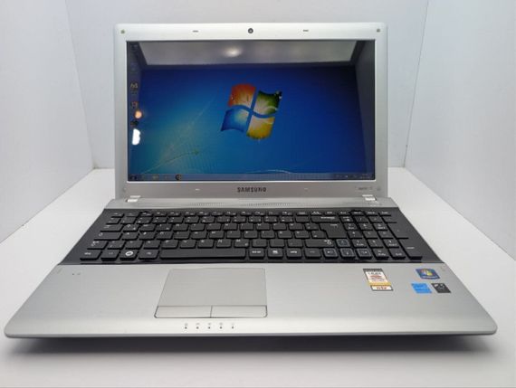 Ноутбук Samsung RV515 / 15.6" (1366x768) TN / AMD E-450 (2 ядра по 1.65 GHz) / 8 GB DDR3 / 500 GB HDD / AMD Radeon HD 6470M, 1 GB GDDR3, 64-bit / WebCam б/у | Зображення 1