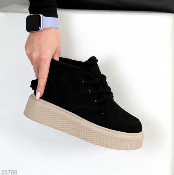 Стильные зимние черные замшевые ботинки на утолщенной бежевой подошве | Зображення 1