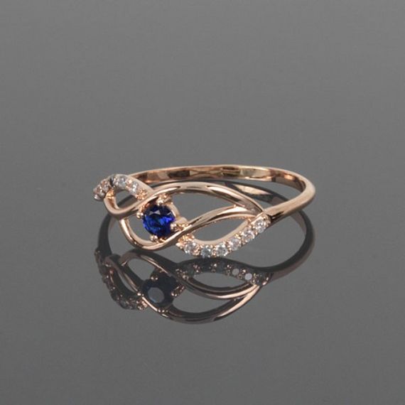 Кольцо из красного золота с синим фианитом 16