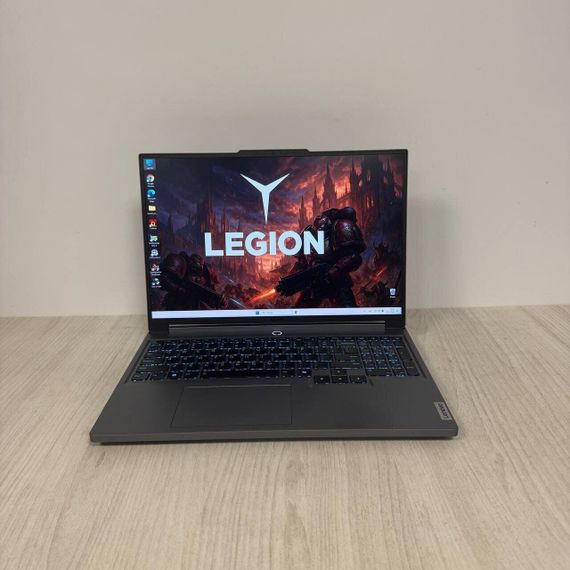 Игровой ноутбук Б-класс Lenovo Legion 5 16IRX9 / 16" (2560x1600) IPS / Intel Core i7-14700HX (20 (28) ядра по 1.5 - 5.5 GHz) / 16 GB DDR5 / 512 GB SSD NVMe / nVidia GeForce RTX 4070, 8 GB GDDR6, 128-bit / WebCam б/у | Зображення 1