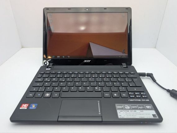 Нетбук Acer Aspire One 725 / 11.6" (1366x768) TN / AMD C-60 (2 ядра по 1.0 - 1.3 GHz) / 4 GB DDR3 / 120 GB HDD / AMD Radeon HD 6290 Graphics / WebCam / АКБ не держит б/у | Зображення 1