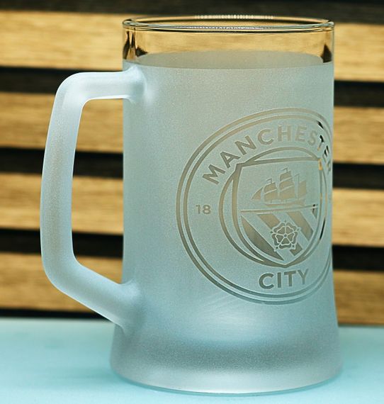 Подарунковий пивний келих з ручкою 670 мл з гравіюванням лого футбольного клубу ФК Манчестер Сіті FC | Зображення 1