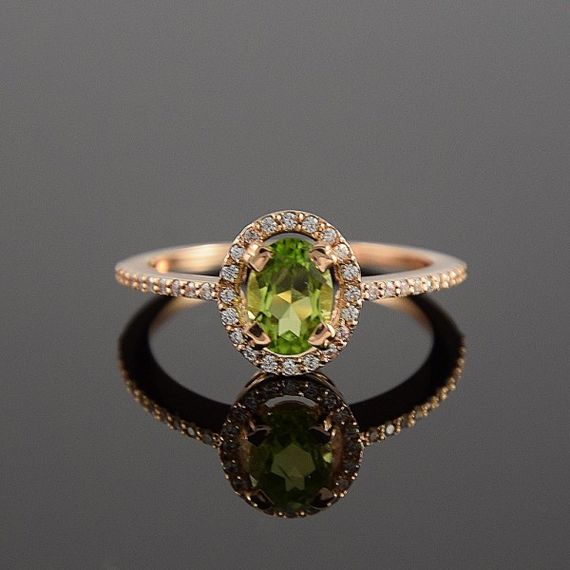 Кольцо из красного золота с хризолитом и фианитами 19