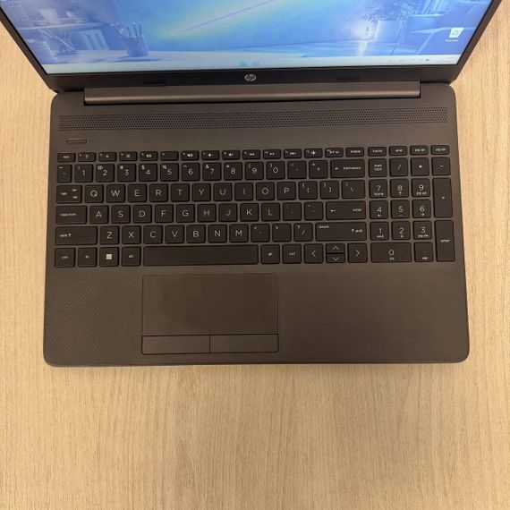 Ультрабук HP 255 G9 / 15.6" (1920x1080) IPS / AMD Ryzen 5 5625U (6 (12) ядер по 2.3 - 4.3 GHz) / 8 GB DDR4 / 256 GB SSD M.2 / AMD Radeon RX Vega 7 Graphics / WebCam б/у | Зображення 2