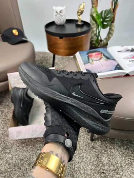 Чоловічі кросівки Air Zoom Winflo 8 Shield All Black Space весна / лето / осень A3644 44 28 см | Зображення 4