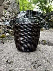 Кашпо зі штучного ротангу ручної роботи “Гірське Венге”, обʼєм 10 л — підвазонник для дому, саду, тераси