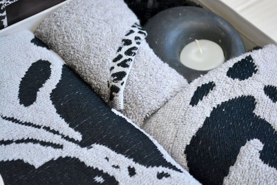 Подарочный набор полотенец La Maison, 3 шт. со свечой Tigle Gri | Зображення 4