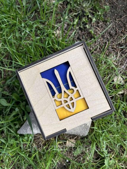Прапор України до дня перемоги в дерев'яній подарунковій коробці з гербом або картою України | Патріотичний подарунок