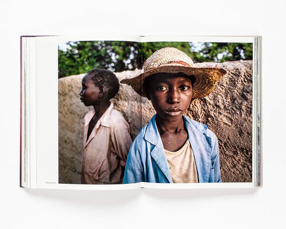 Альбомы известных фотографов книга работ Стива Маккарри Steve McCurry: A Life in Pictures книги по фотографии | Зображення 6