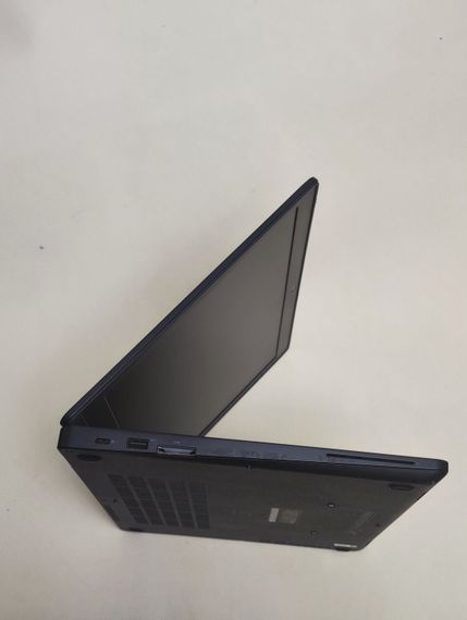 Ультрабук Dell Latitude 5590 / 15.6" (1920x1080) IPS / Intel Core i7-8665U (4 (8) ядра по 1.9 - 4.8 GHz) / 16 GB DDR4 / 256 GB SSD / nVidia GeForce MX130, 2 GB GDDR5, 64-bit / WebCam б/в | Зображення 4